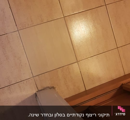 רצפת אריחים עם קיר צבוע ולוח עץ